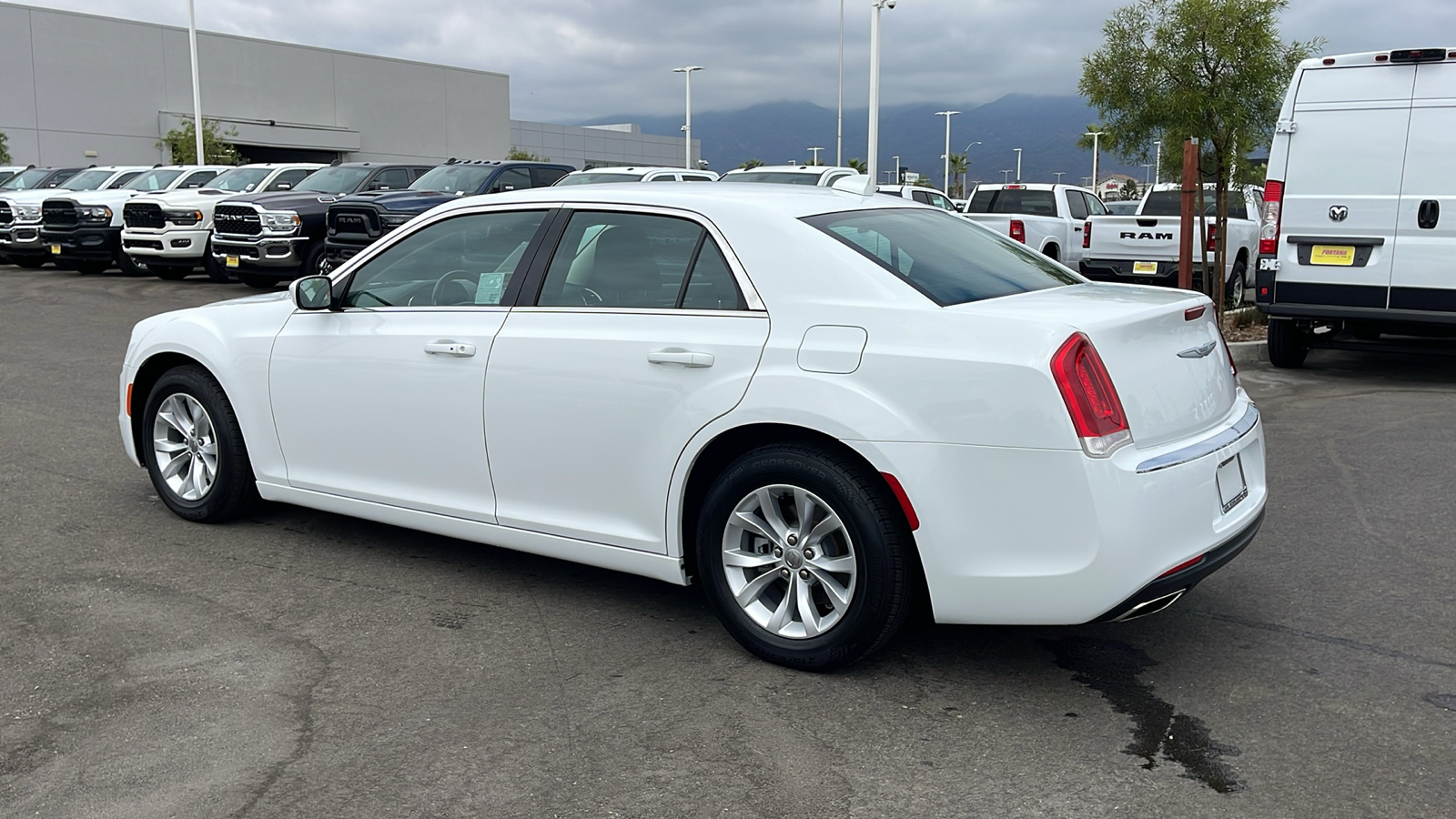 2021 Chrysler 300 Touring 3