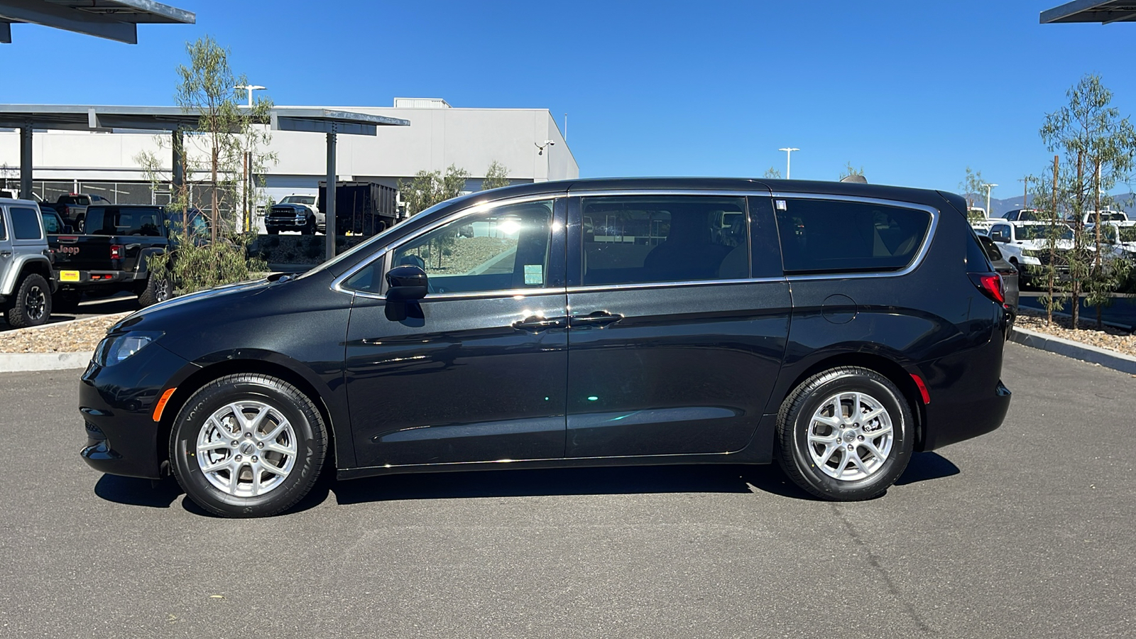 2022 Chrysler Voyager LX 2