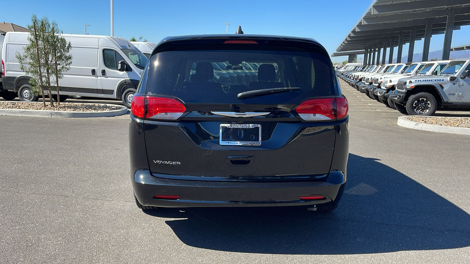 2022 Chrysler Voyager LX 4