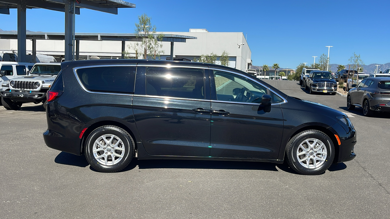 2022 Chrysler Voyager LX 6