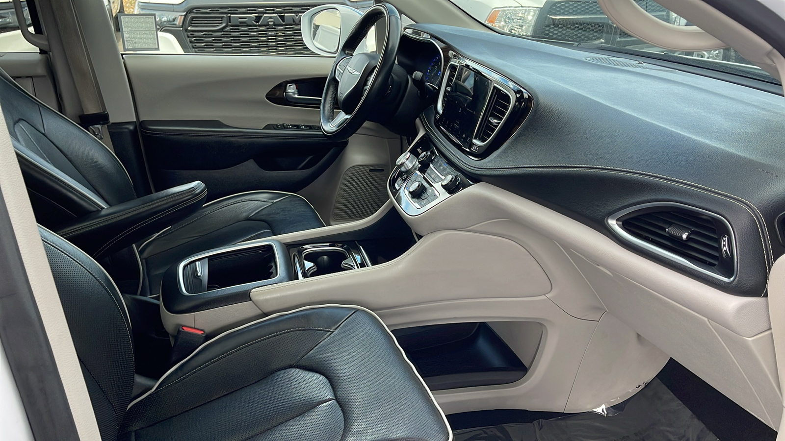 2022 Chrysler Pacifica Limited 31