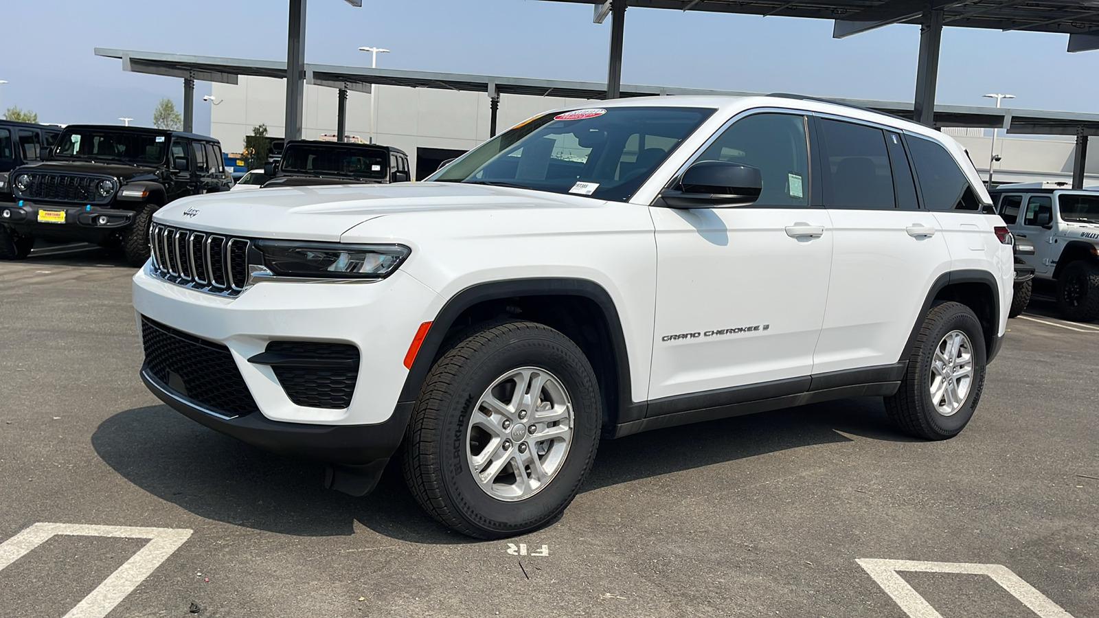 2023 Jeep Grand Cherokee Laredo 1