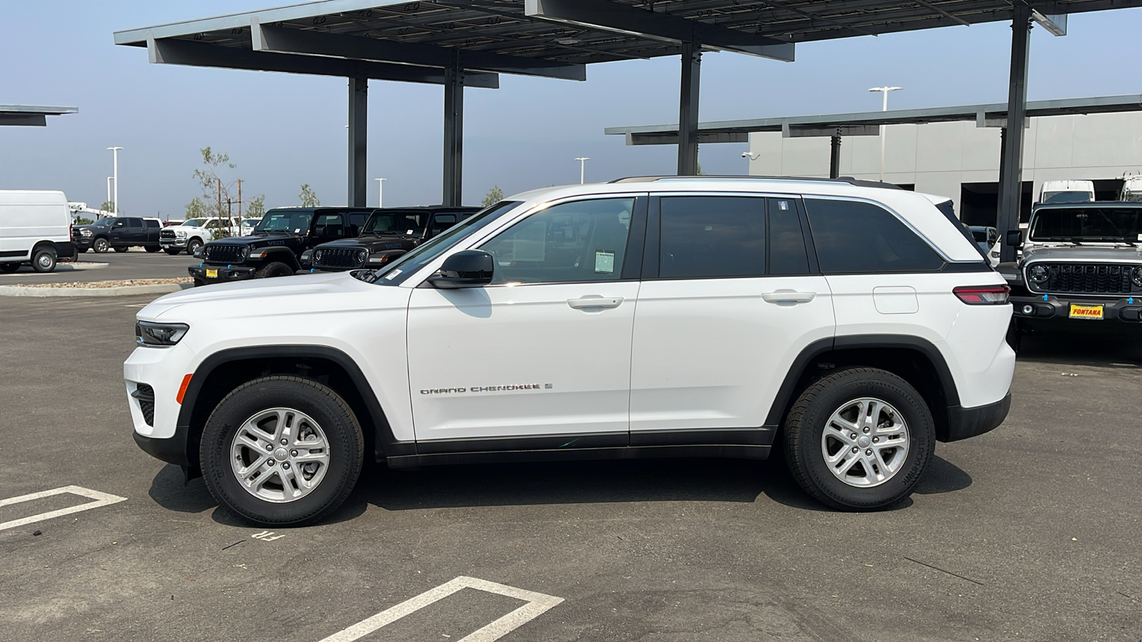 2023 Jeep Grand Cherokee Laredo 2