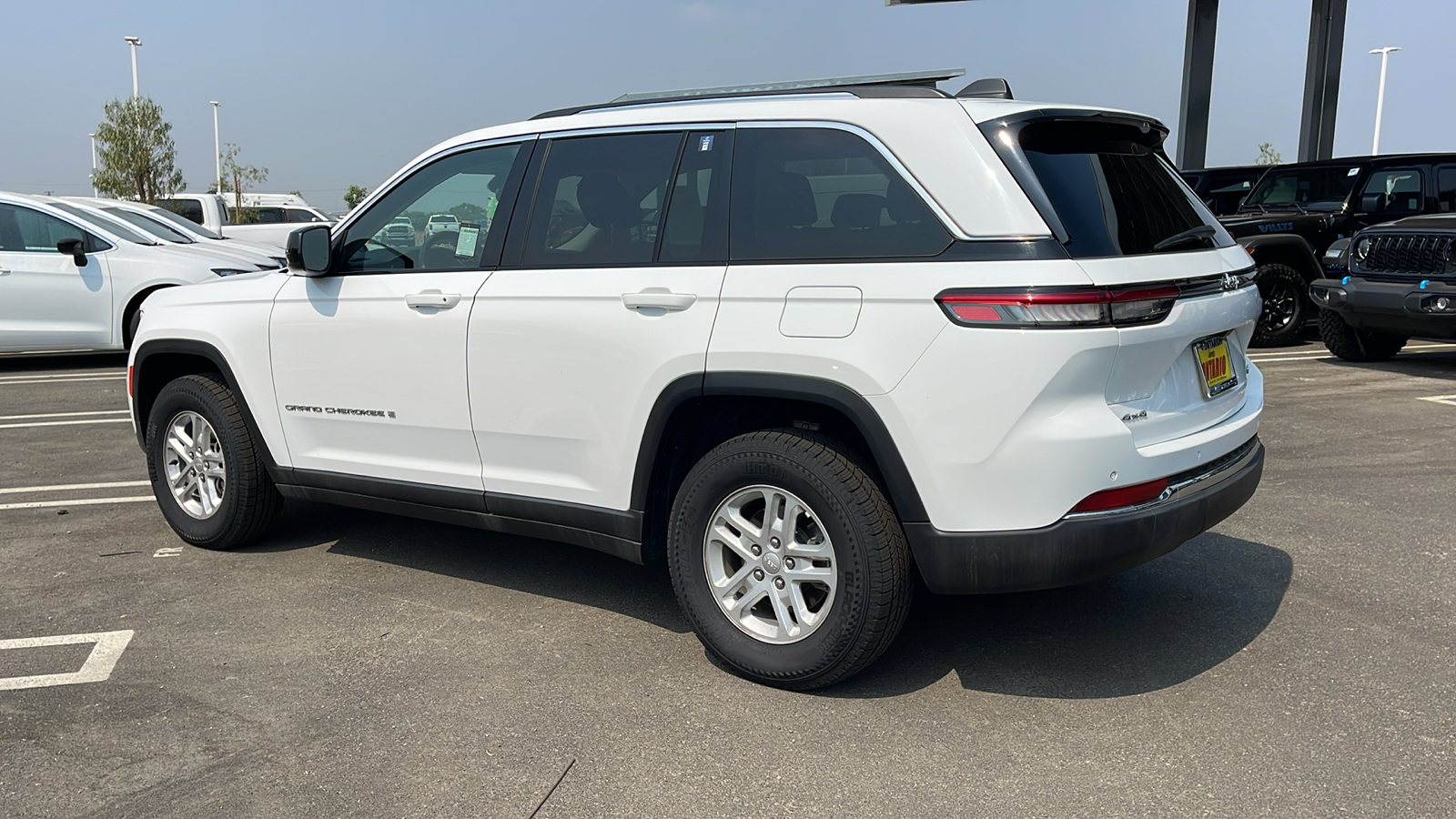 2023 Jeep Grand Cherokee Laredo 3