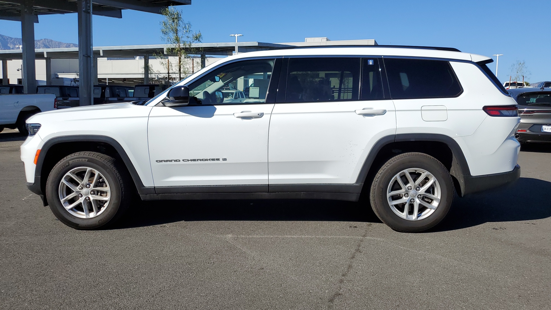 2023 Jeep Grand Cherokee L Laredo 2