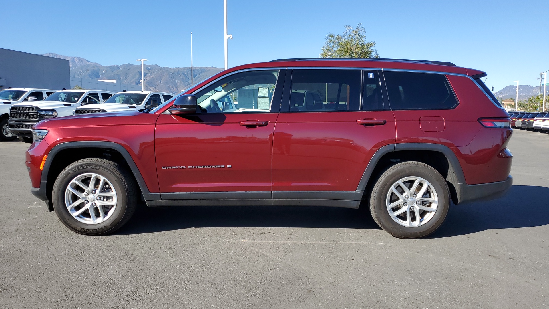 2023 Jeep Grand Cherokee L Laredo 2