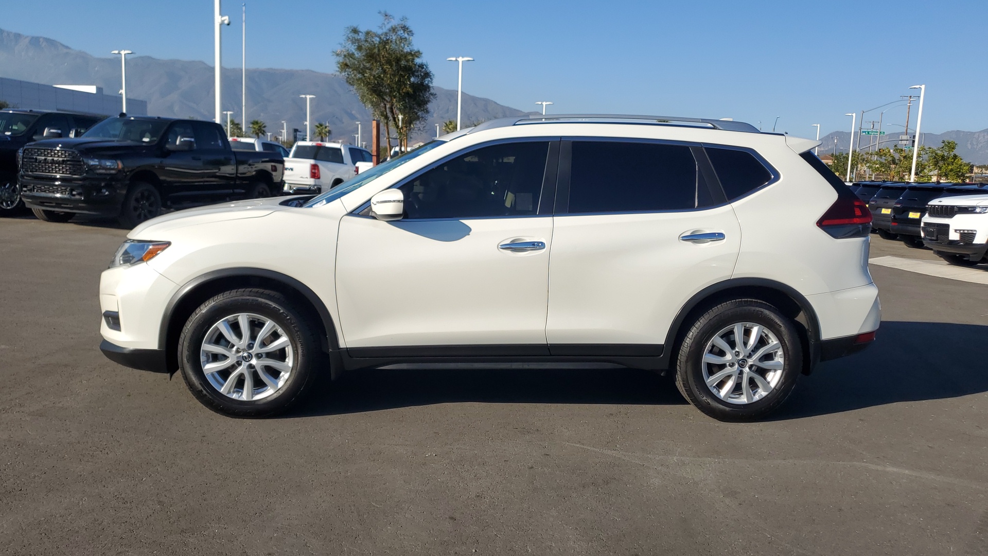 2019 Nissan Rogue SV 2