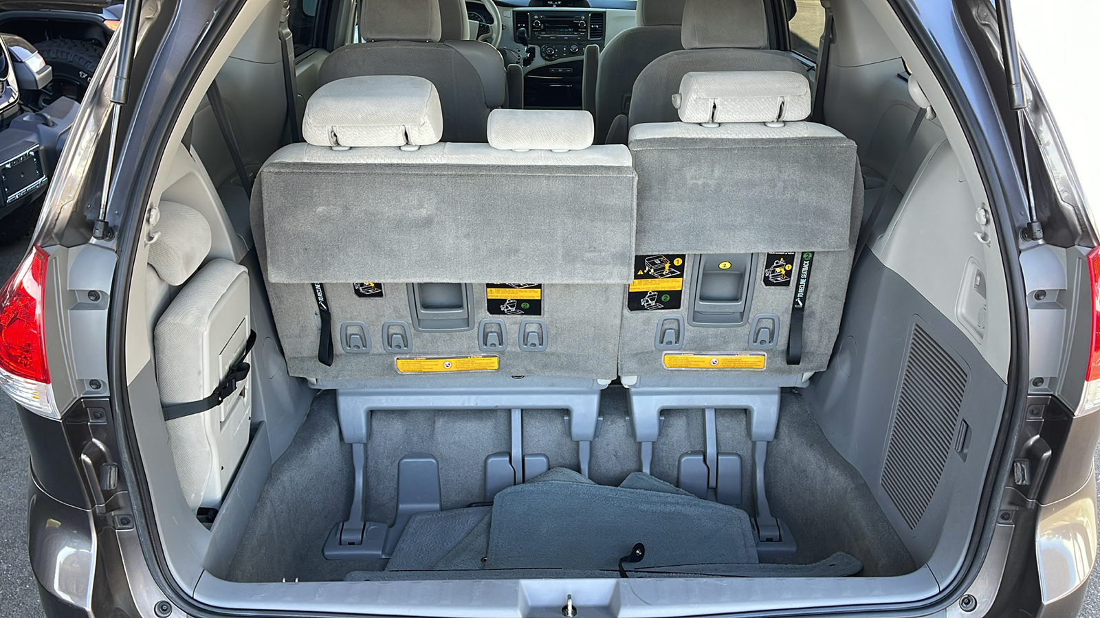 2011 Toyota Sienna LE 27