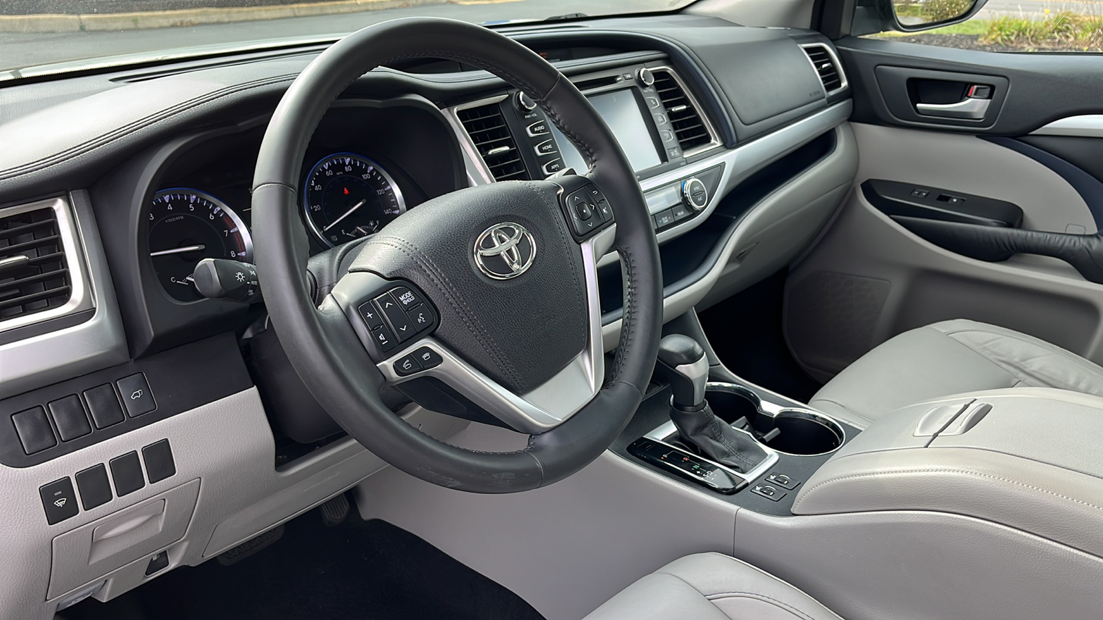 2016 Toyota Highlander XLE V6 10