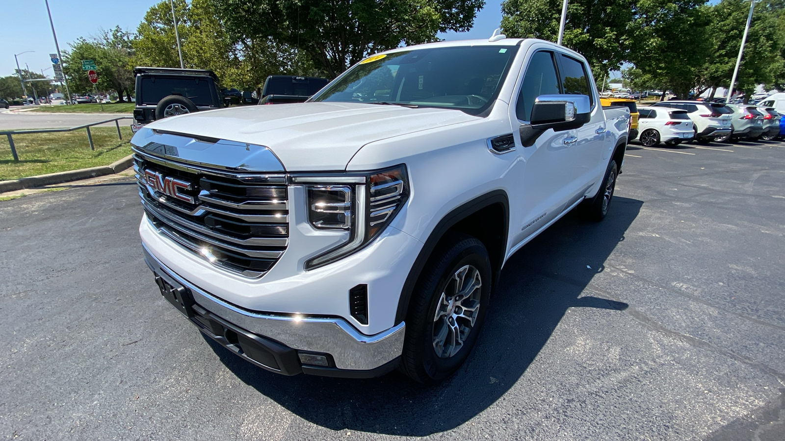 2024 GMC Sierra 1500 SLT 1