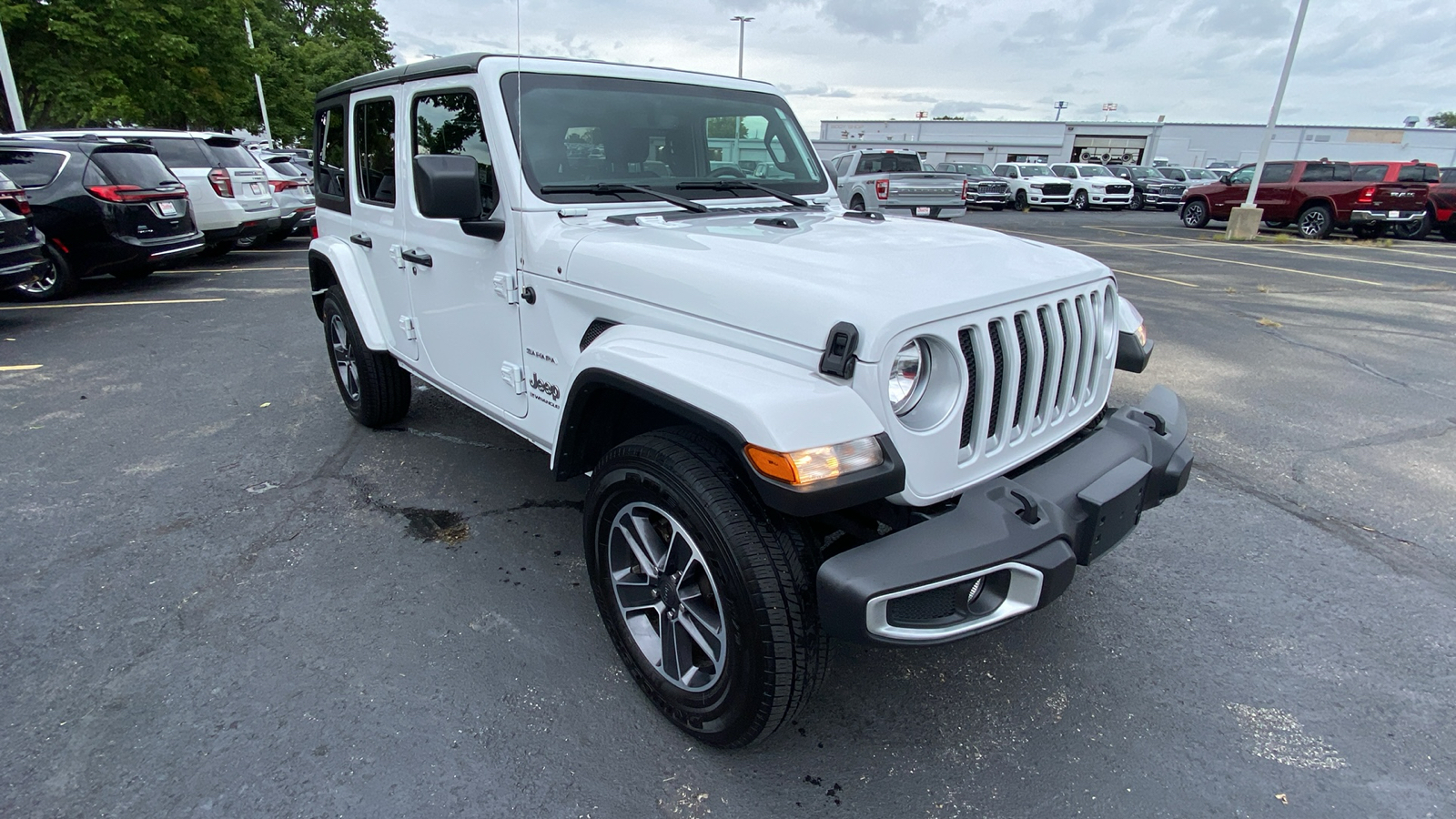 2023 Jeep Wrangler Sahara 3