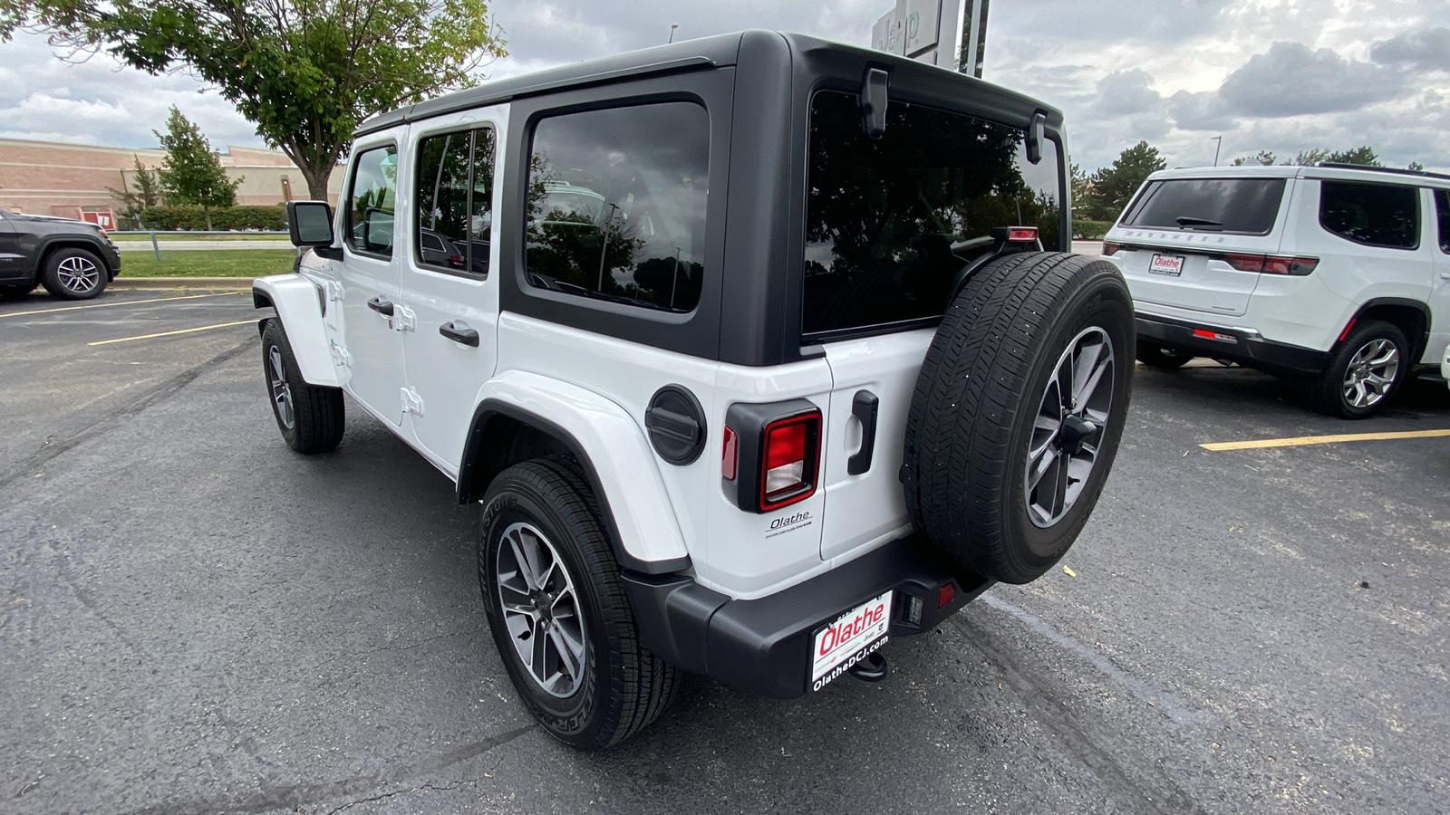 2023 Jeep Wrangler Sahara 9