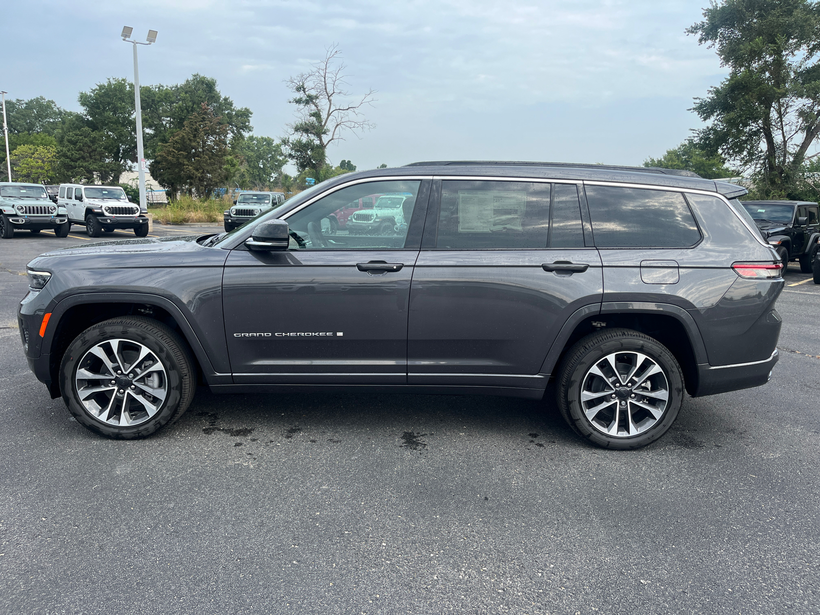 2024 Jeep Grand Cherokee L Overland 2