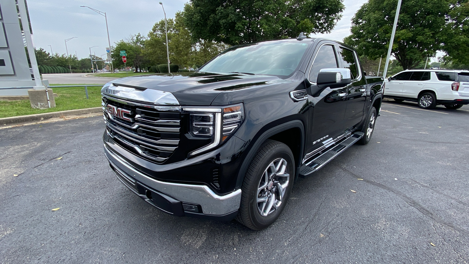 2023 GMC Sierra 1500 SLT 1