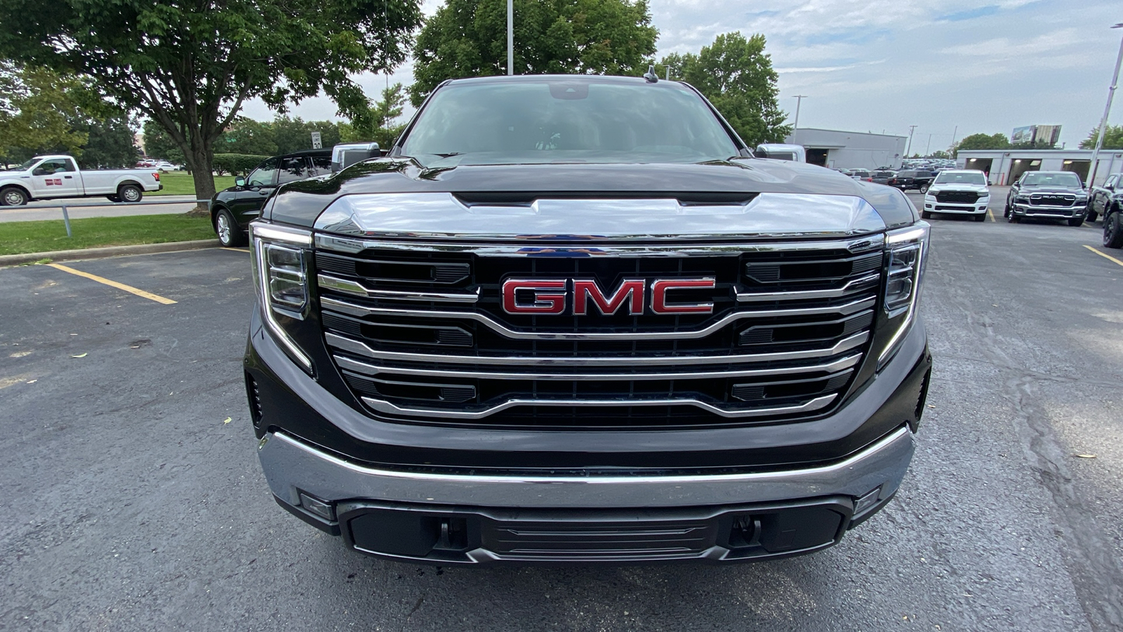 2023 GMC Sierra 1500 SLT 2