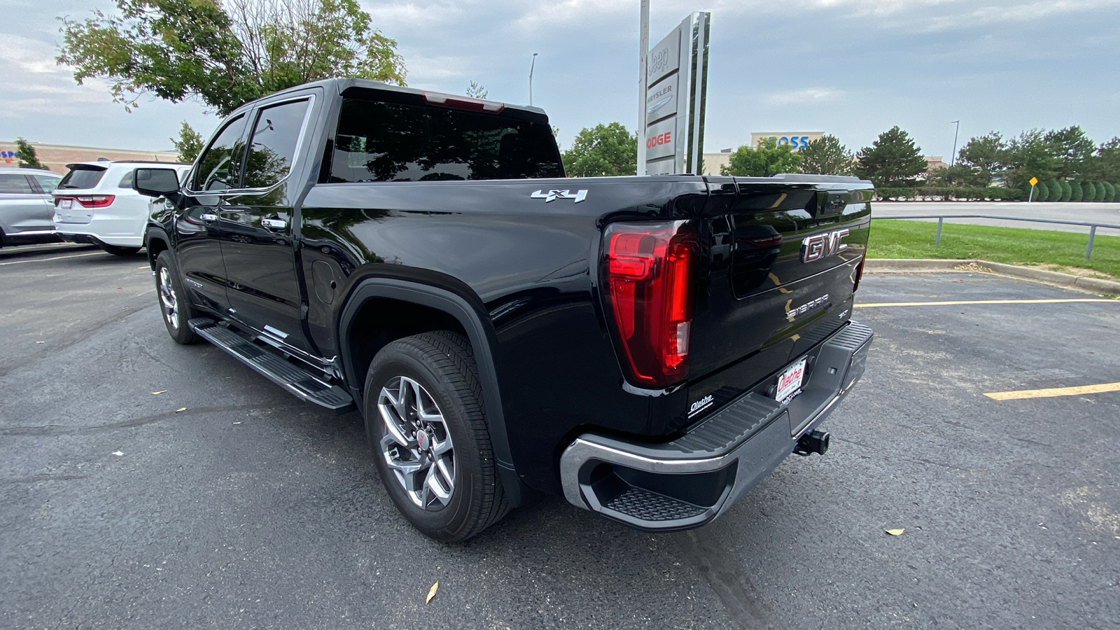 2023 GMC Sierra 1500 SLT 11