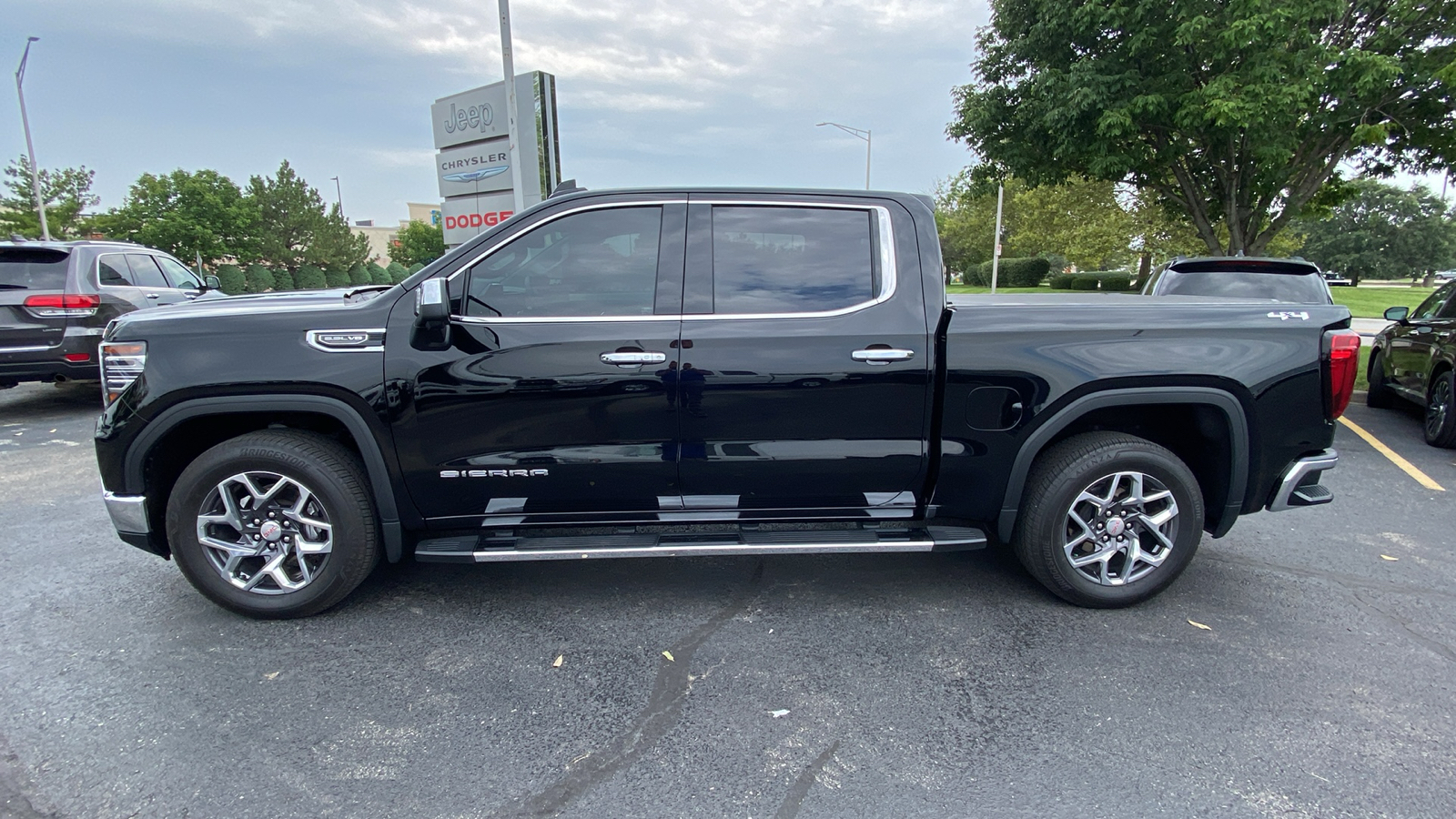 2023 GMC Sierra 1500 SLT 12