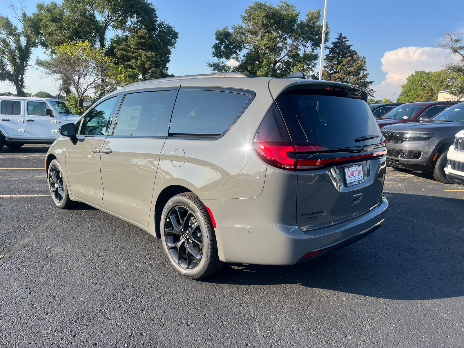 2024 Chrysler Pacifica Touring L 3