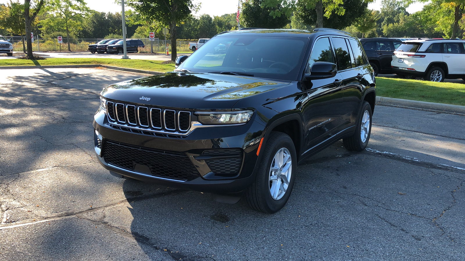 2024 Jeep Grand Cherokee Laredo 2