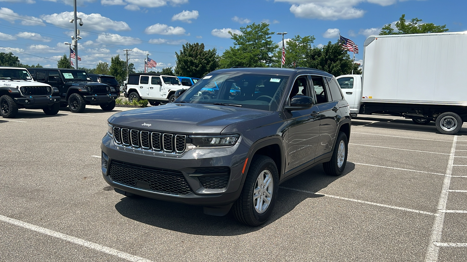 2024 Jeep Grand Cherokee Laredo 8