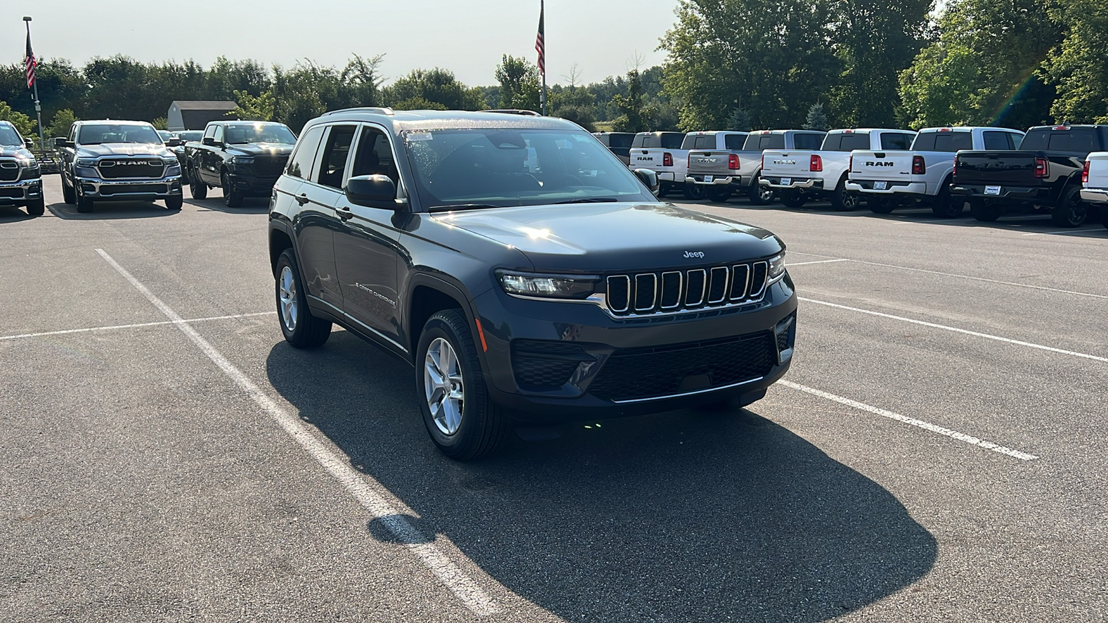 2024 Jeep Grand Cherokee Laredo 2