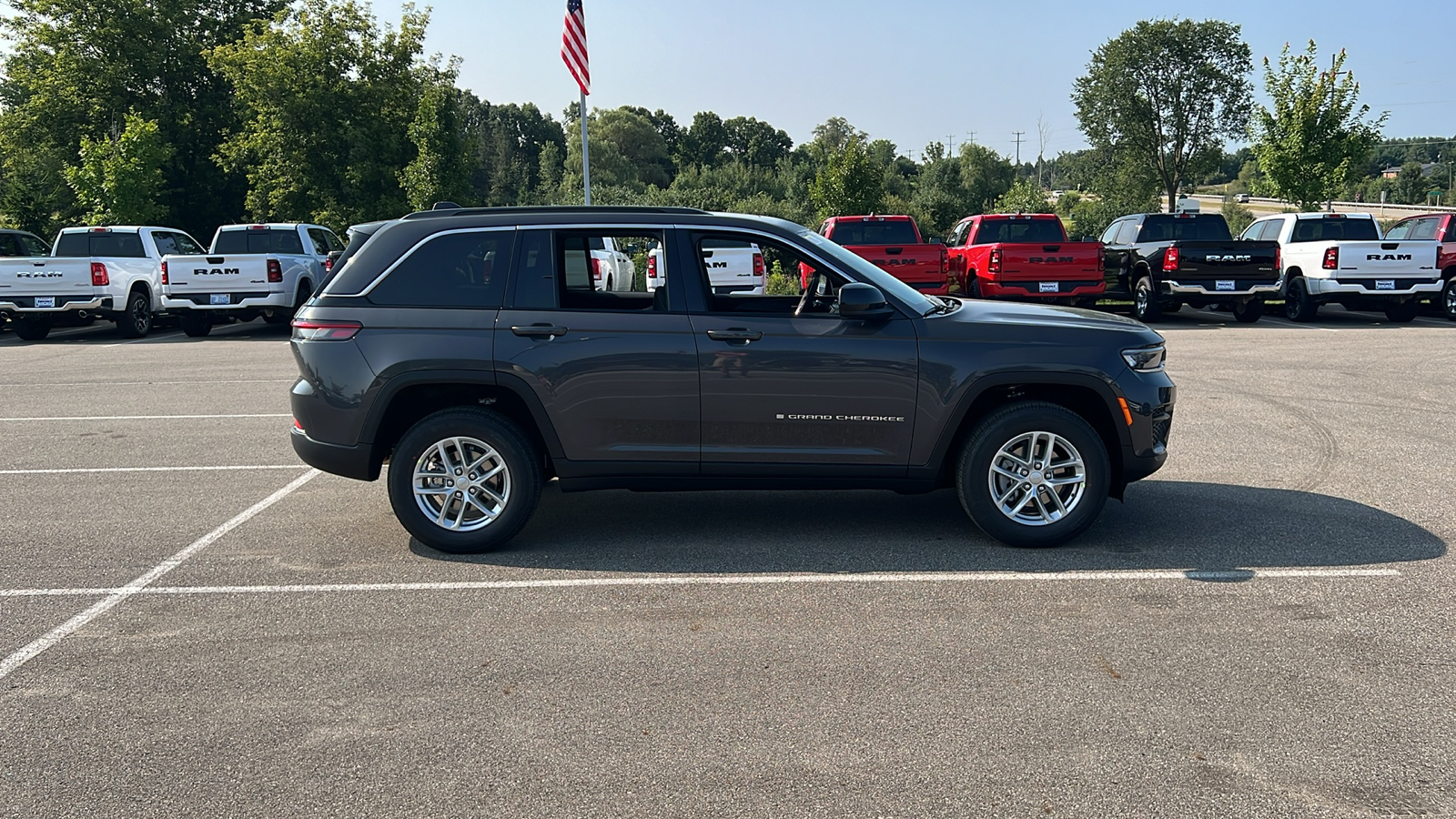 2024 Jeep Grand Cherokee Laredo 3