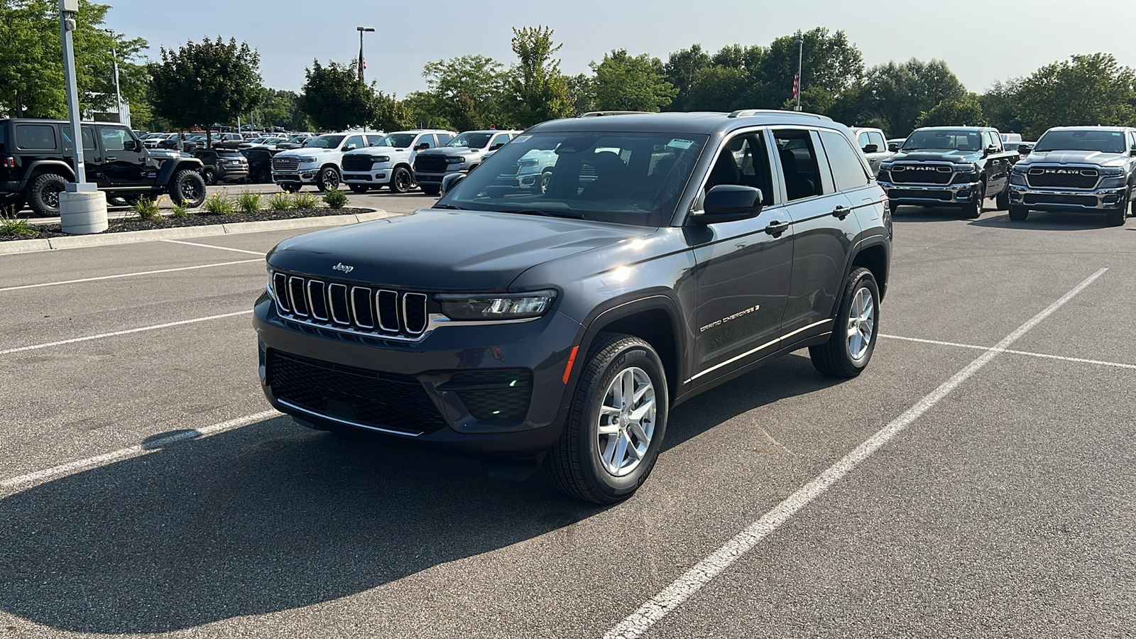 2024 Jeep Grand Cherokee Laredo 8