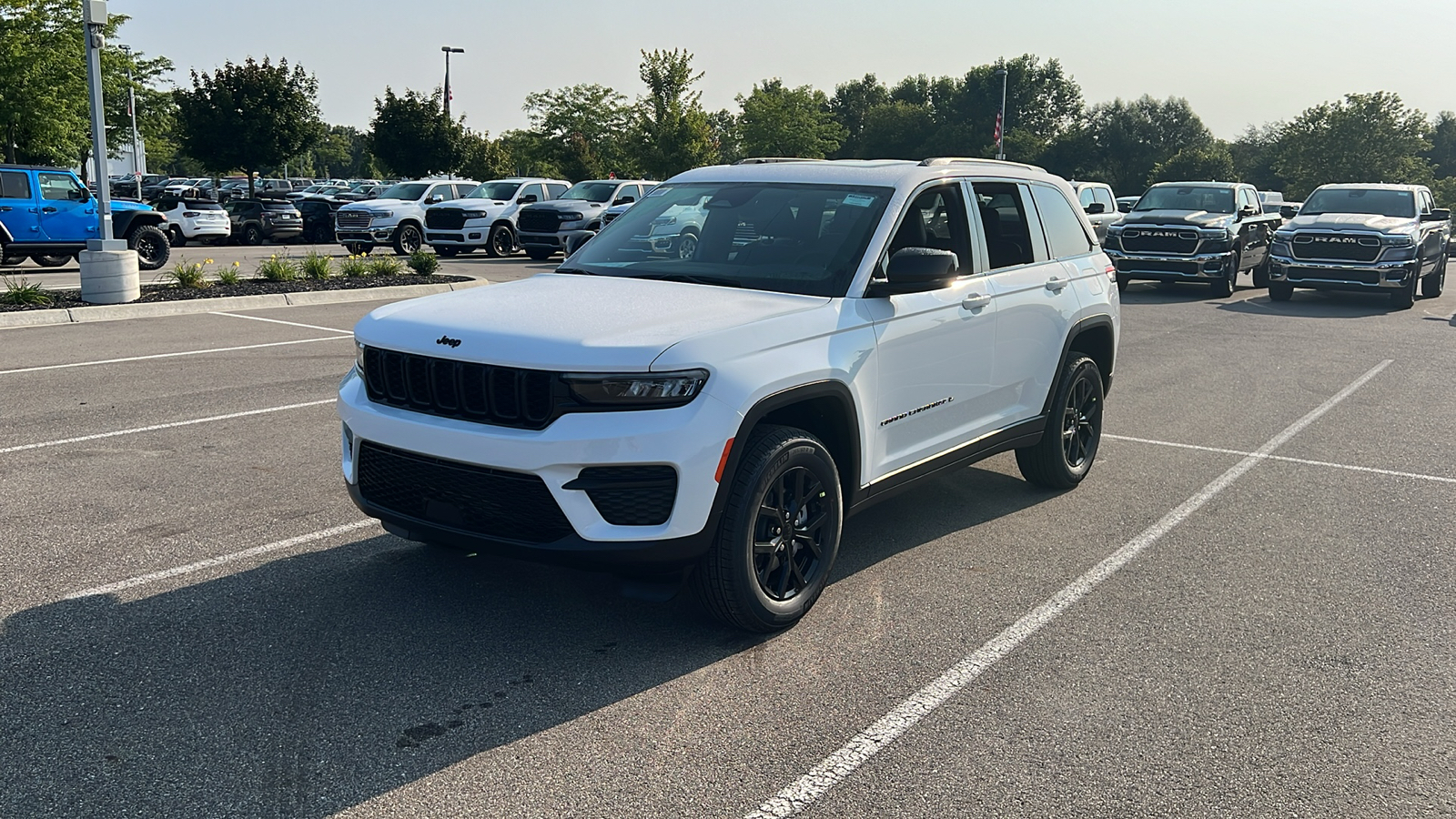 2024 Jeep Grand Cherokee Altitude X 8