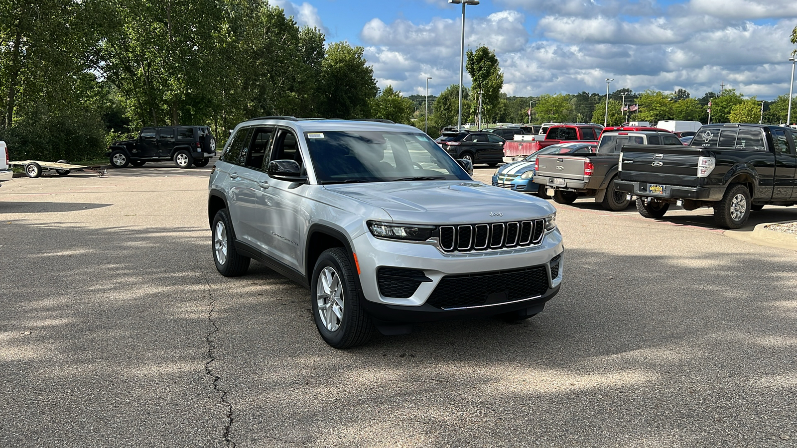 2024 Jeep Grand Cherokee Laredo 2