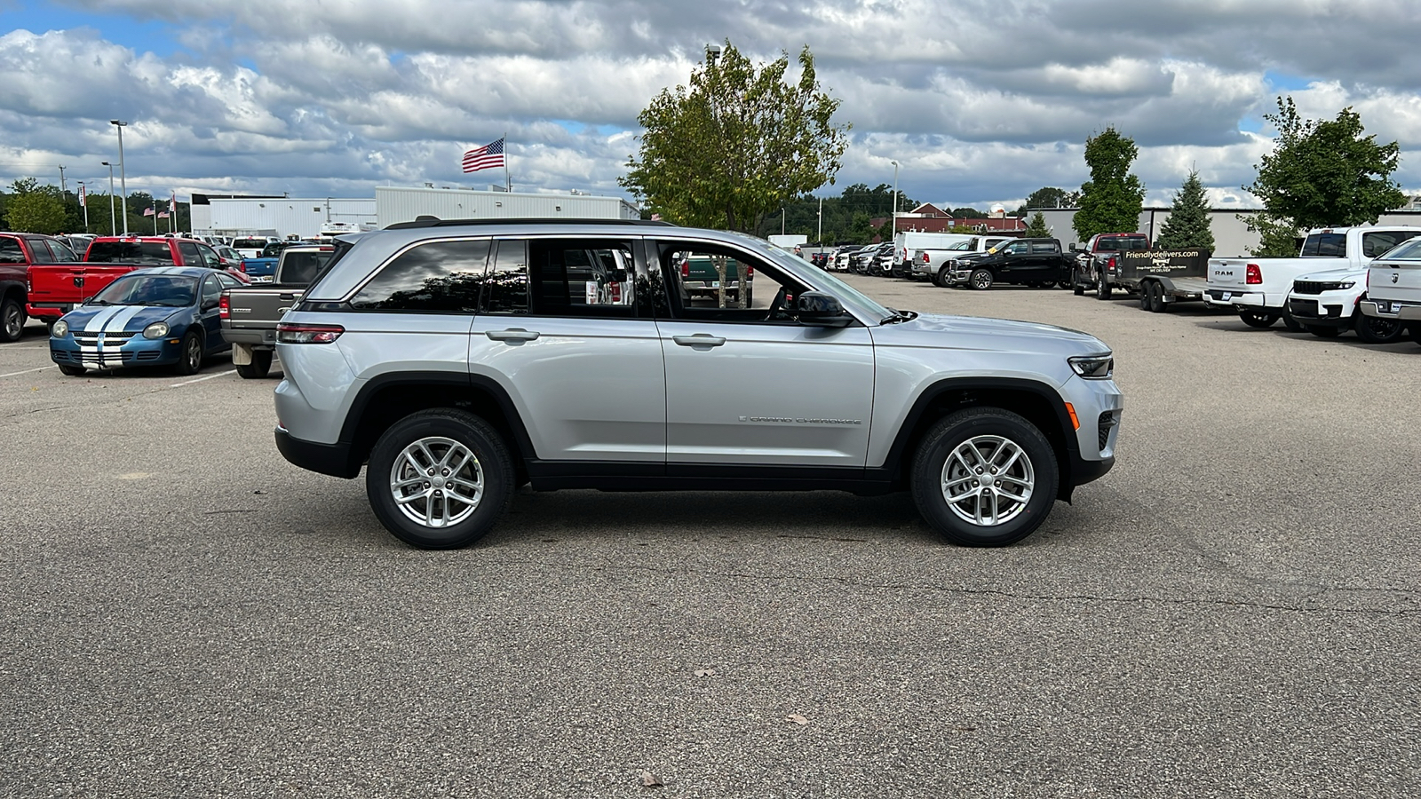 2024 Jeep Grand Cherokee Laredo 3