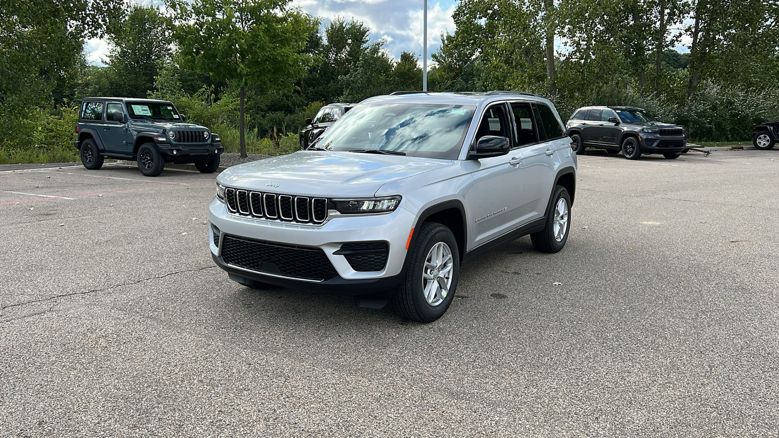 2024 Jeep Grand Cherokee Laredo 8