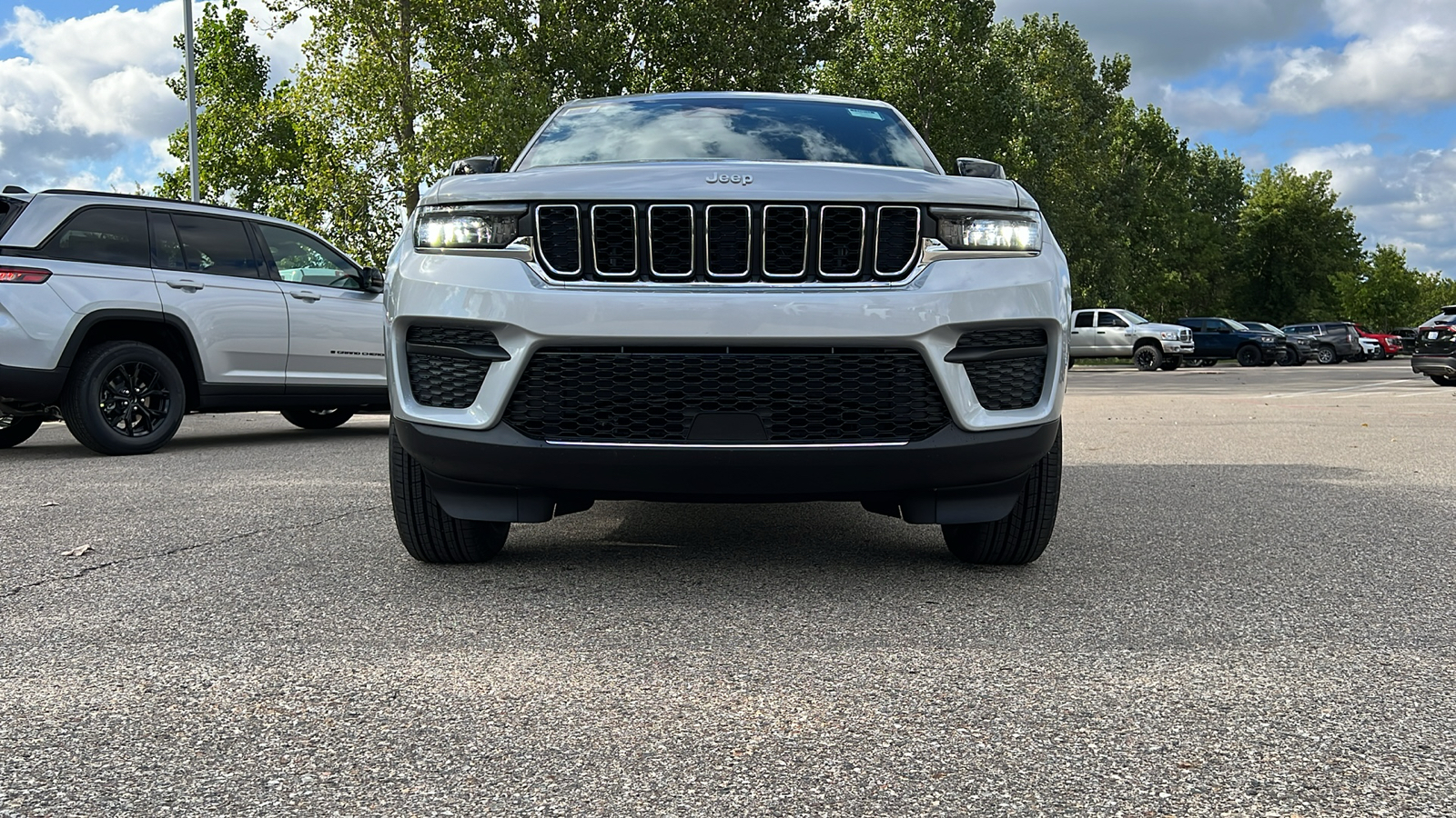 2024 Jeep Grand Cherokee Laredo 12