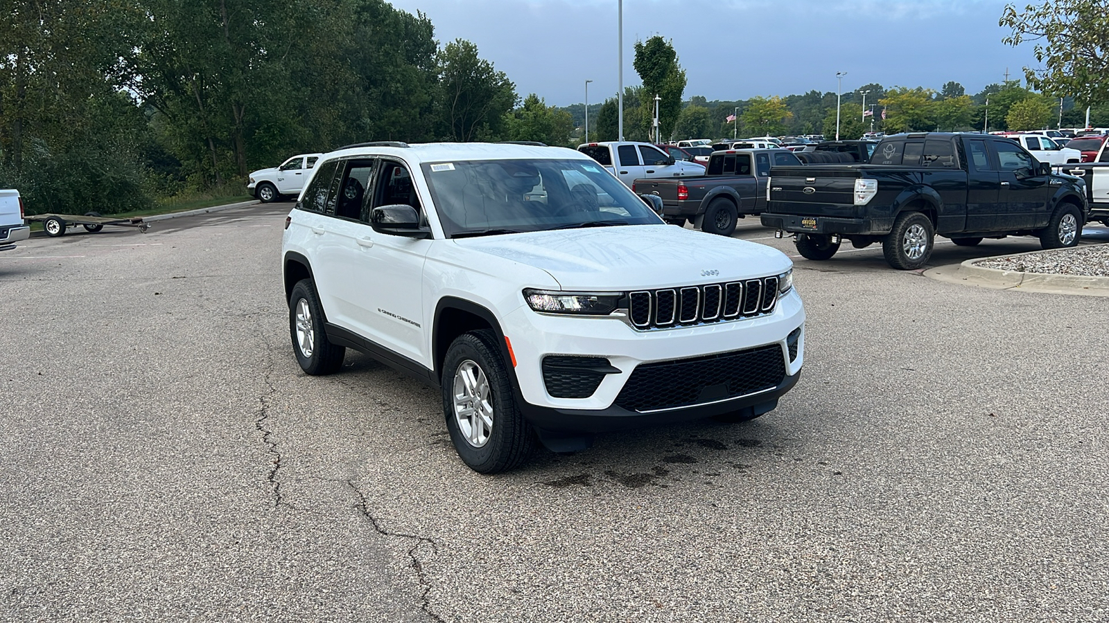 2024 Jeep Grand Cherokee Laredo 2