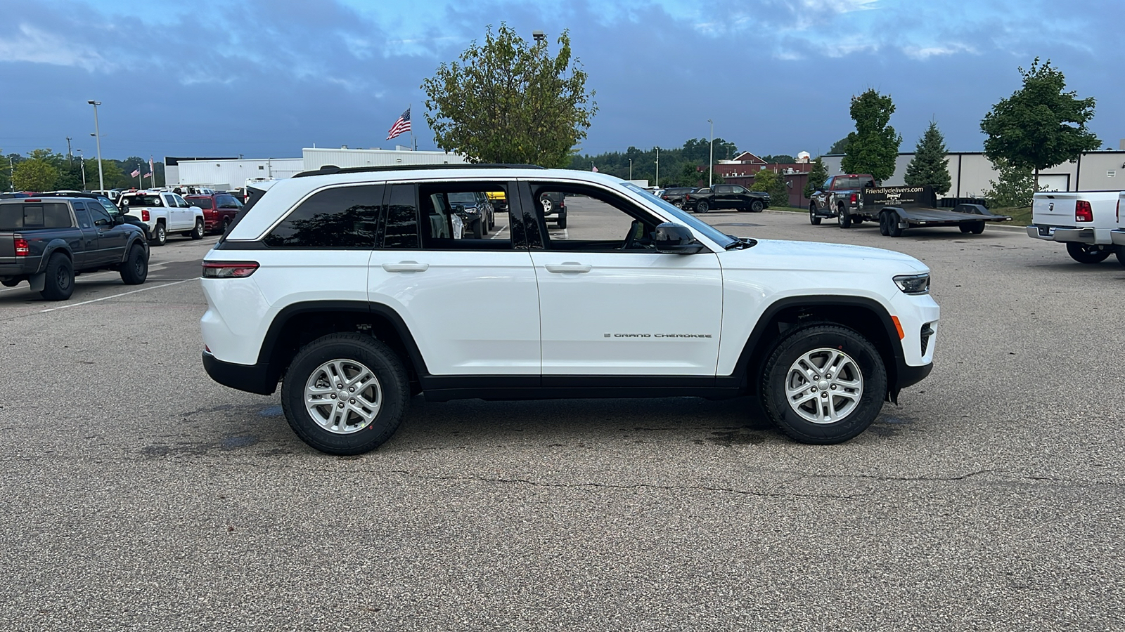 2024 Jeep Grand Cherokee Laredo 3