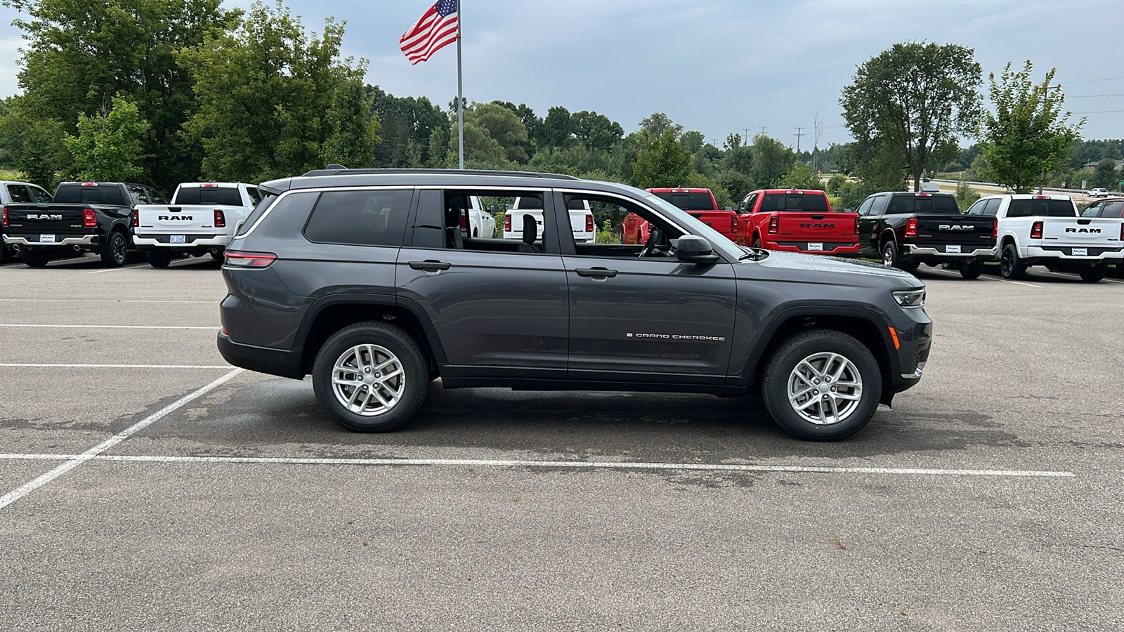 2024 Jeep Grand Cherokee L Laredo 3