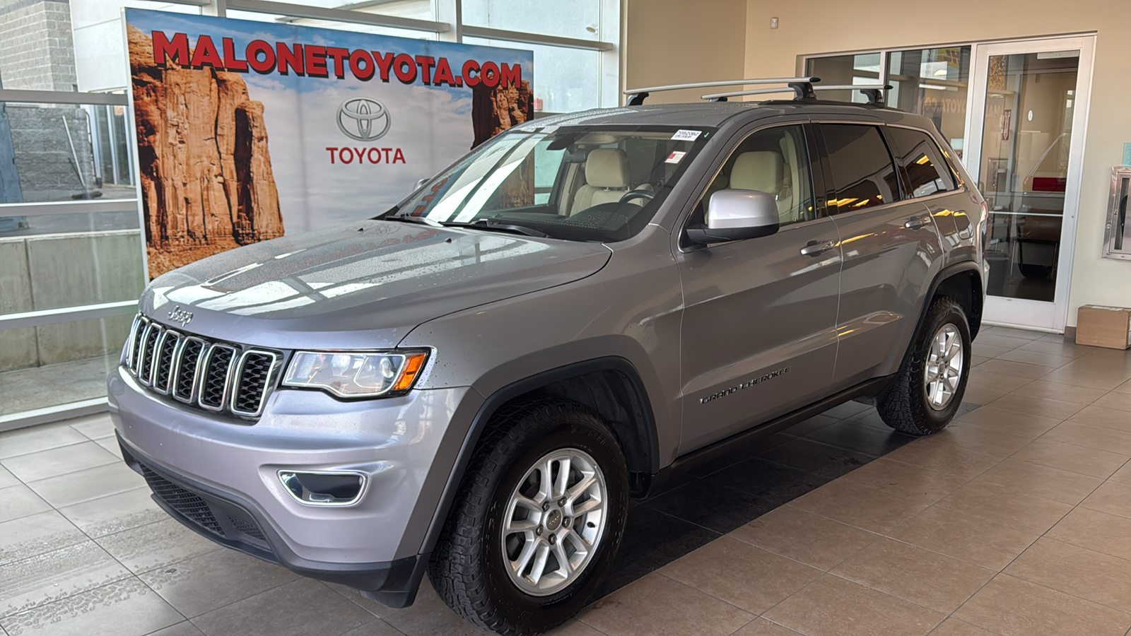 2018 Jeep Grand Cherokee Laredo 2