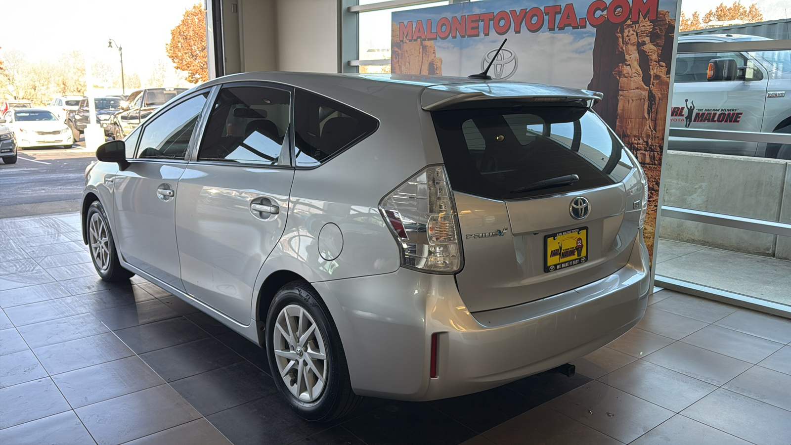 2014 Toyota Prius v Two 4