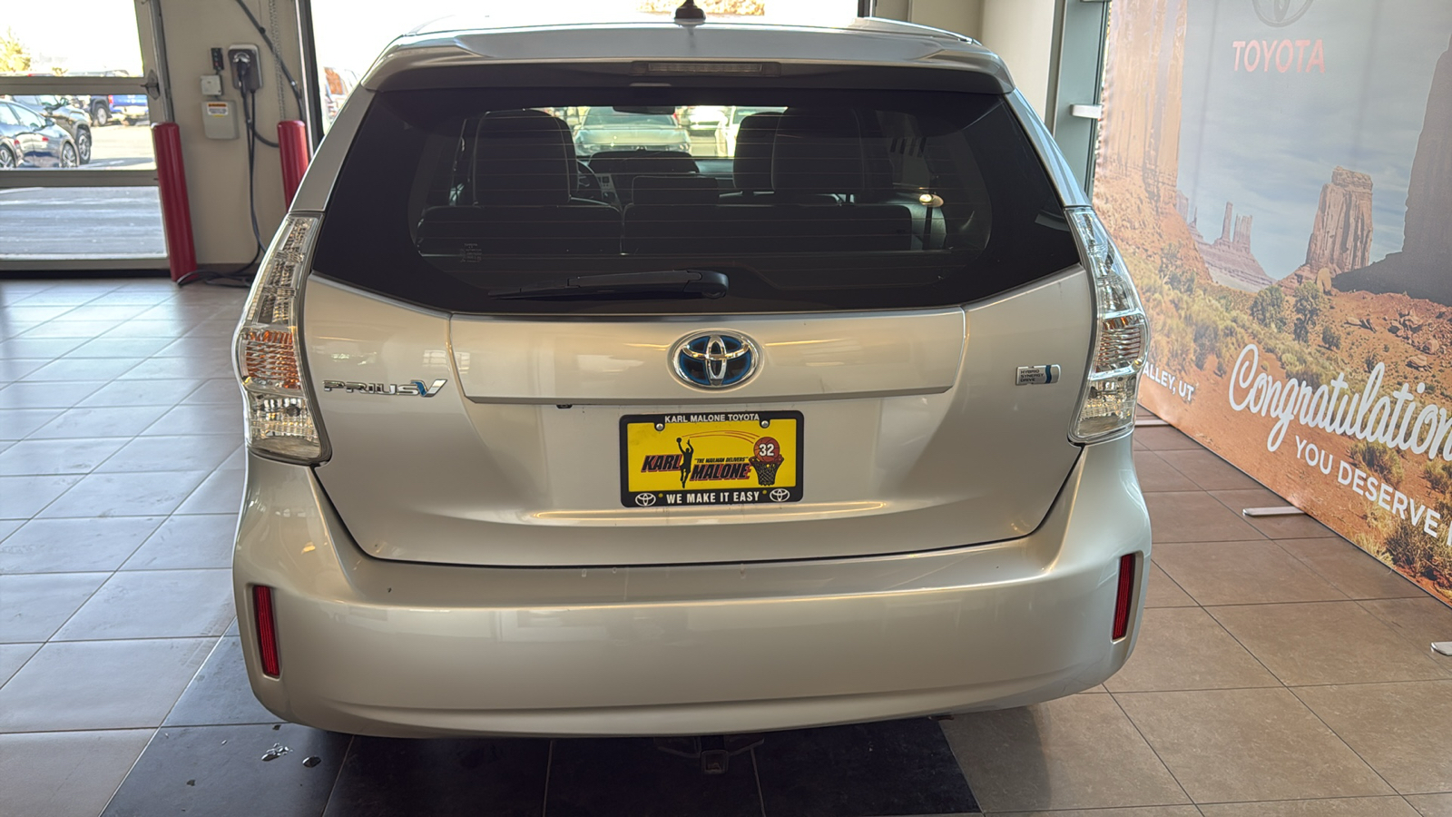 2014 Toyota Prius v Two 5