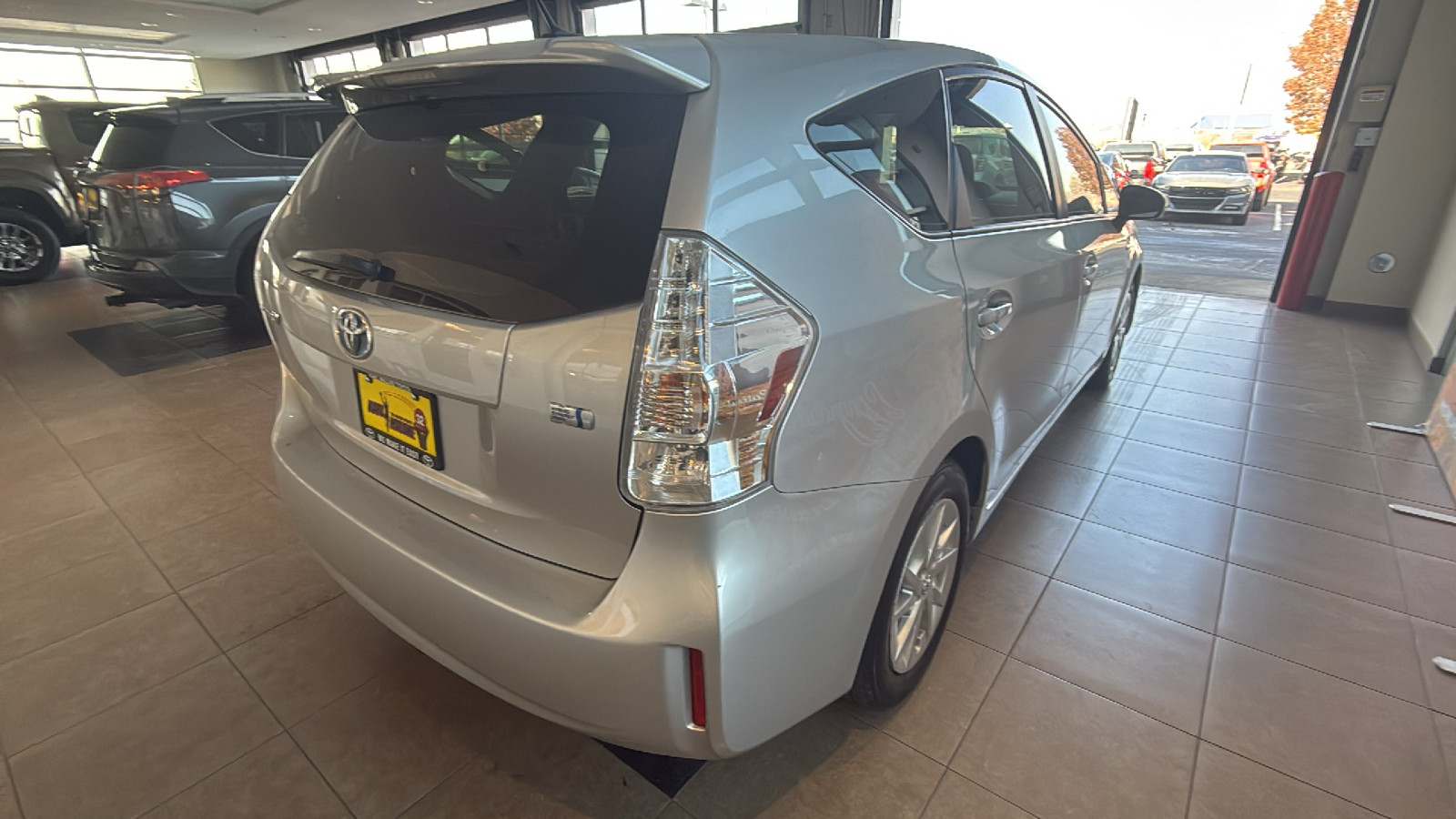 2014 Toyota Prius v Two 6