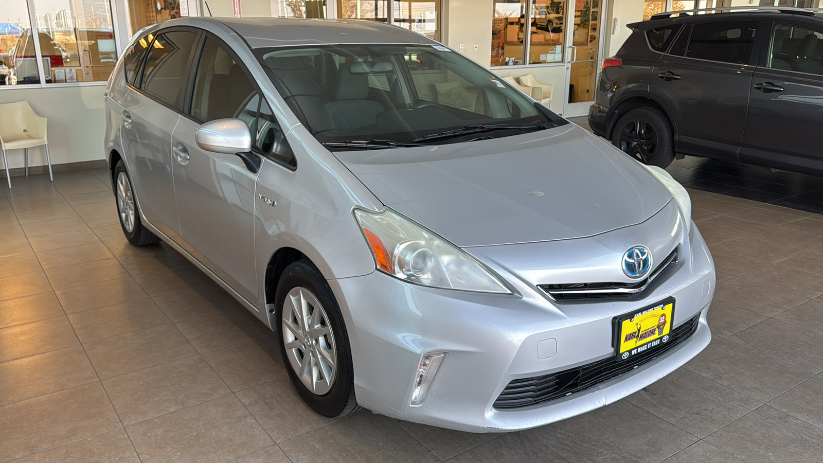 2014 Toyota Prius v Two 7