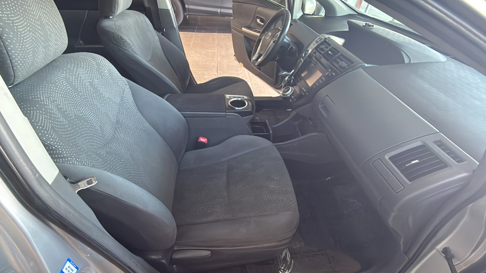 2014 Toyota Prius v Two 19