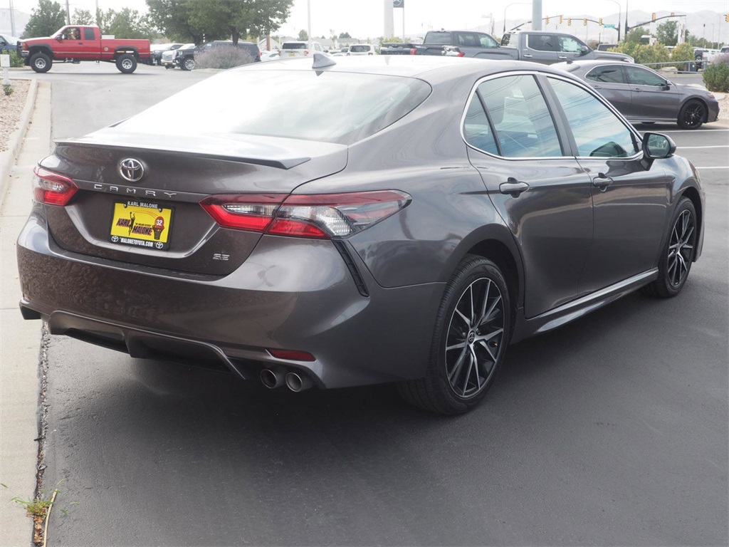 2022 Toyota Camry SE 2