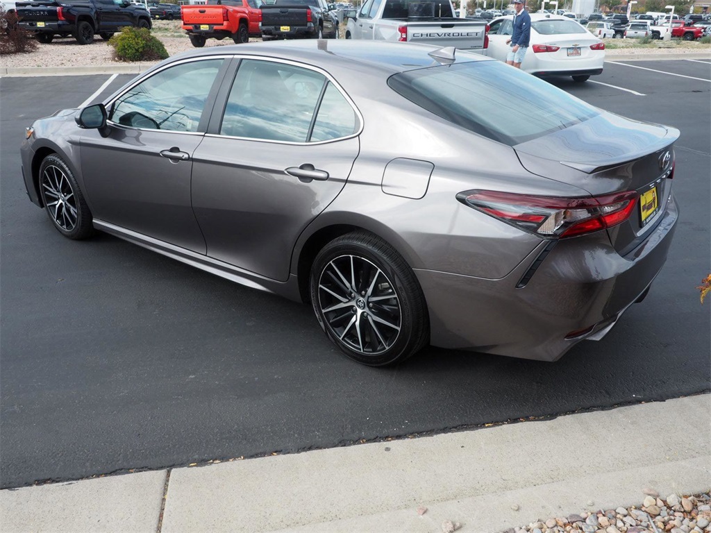 2022 Toyota Camry SE 3