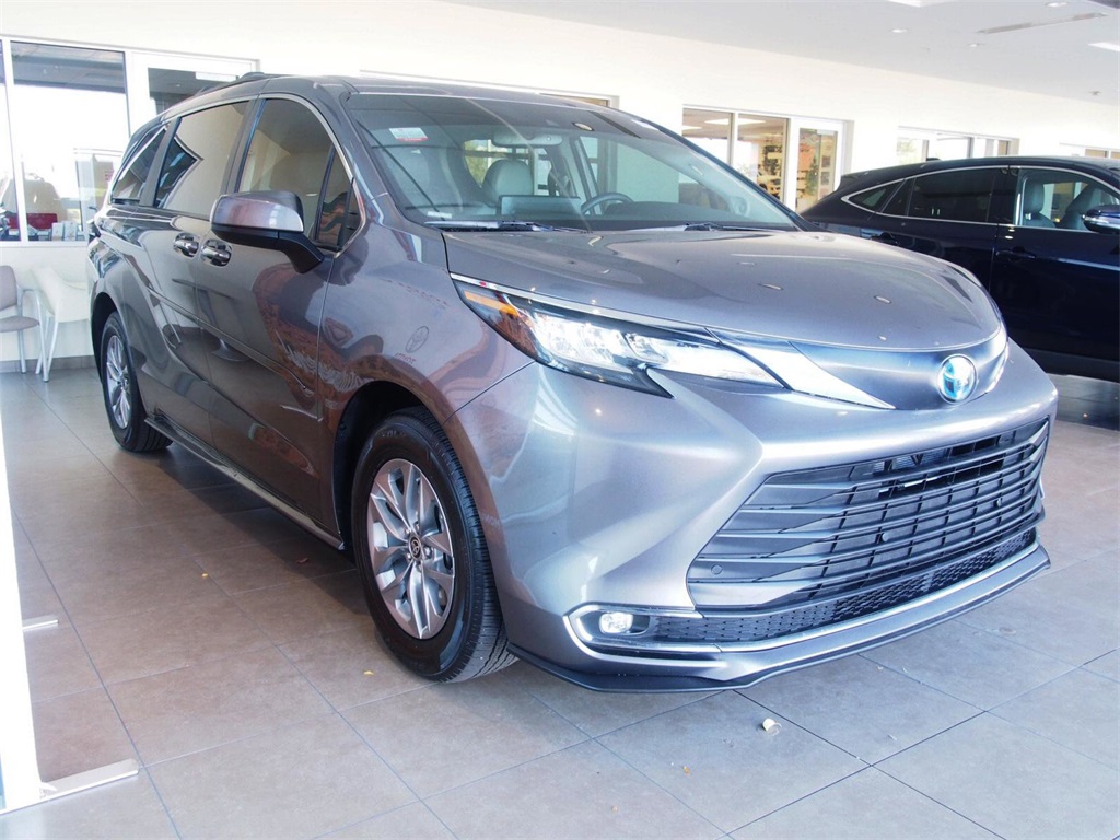 2022 Toyota Sienna XLE 2