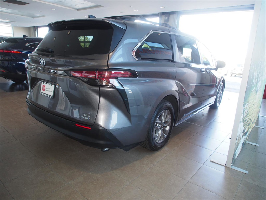 2022 Toyota Sienna XLE 3