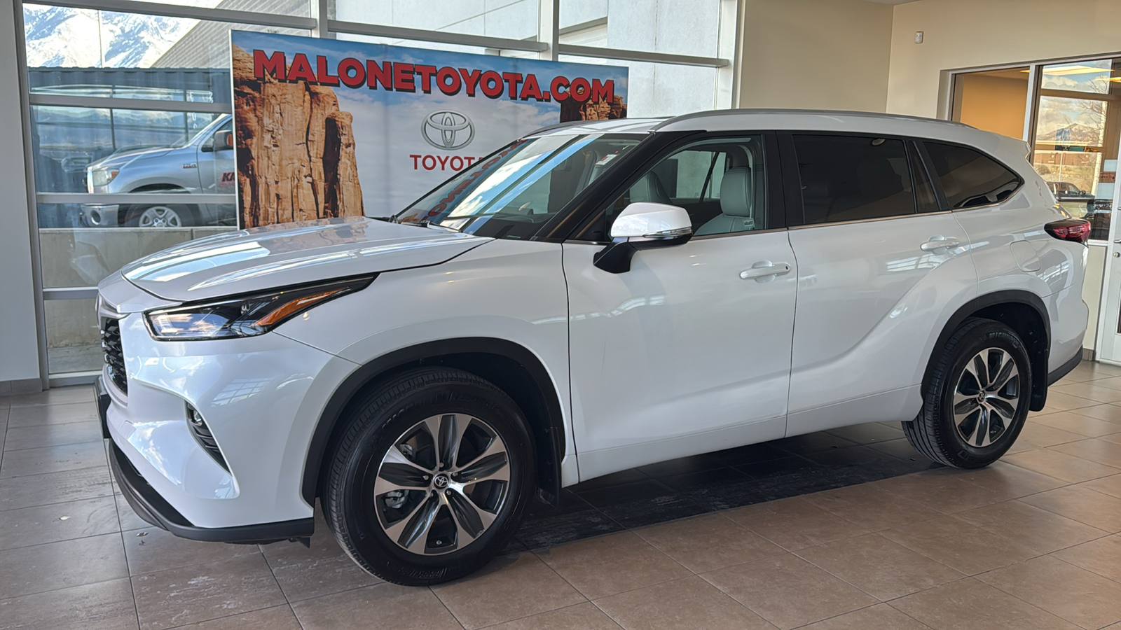 2023 Toyota Highlander XLE 2