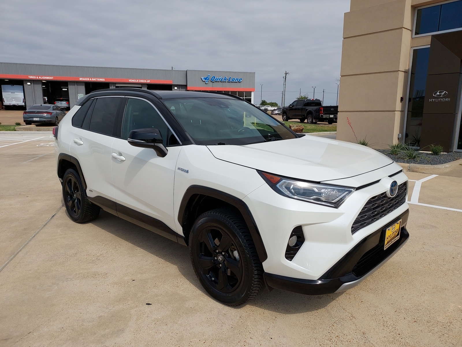 2019 Toyota RAV4 Hybrid XSE 1