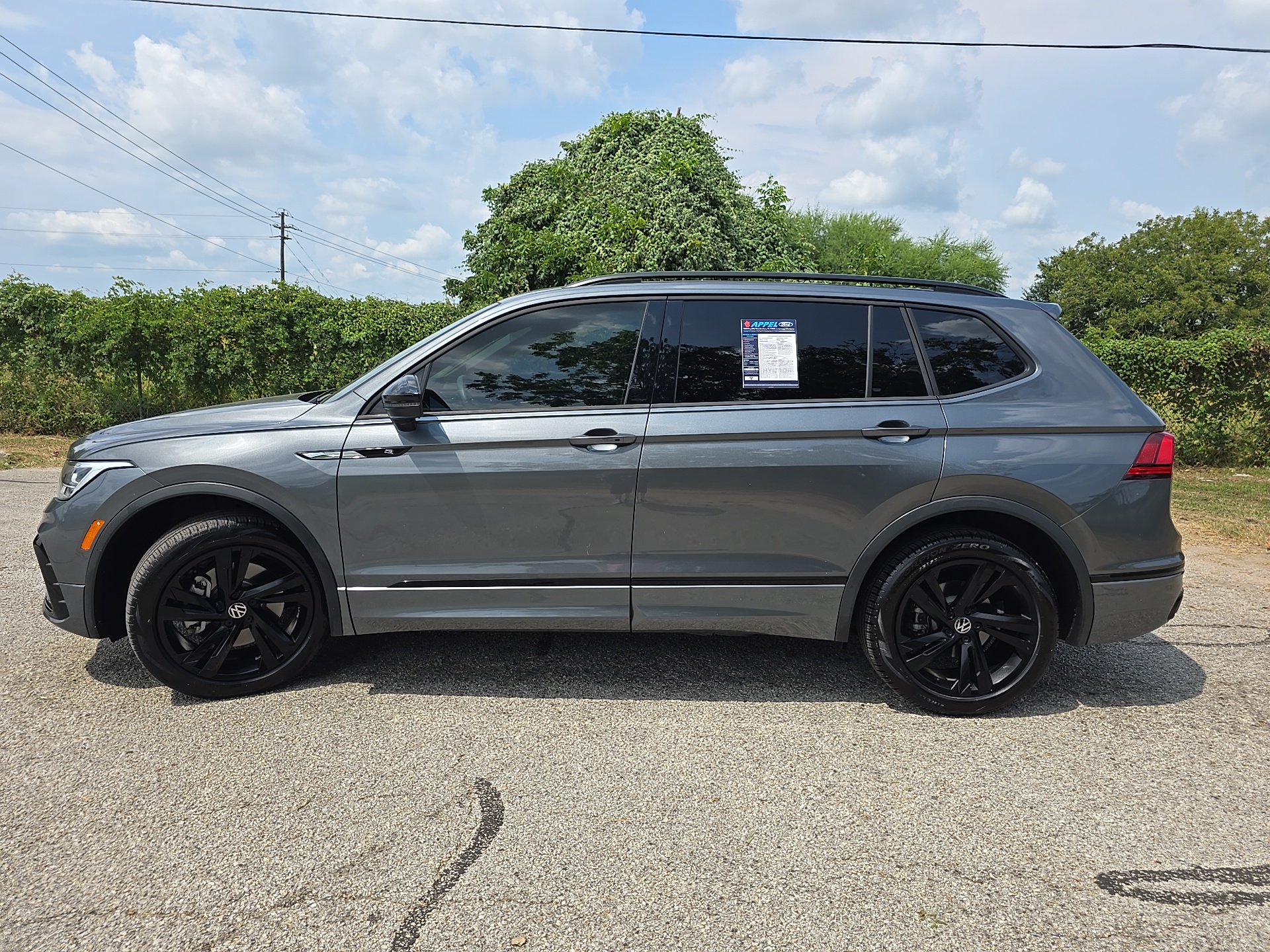 2023 Volkswagen Tiguan SE R-Line Black 4