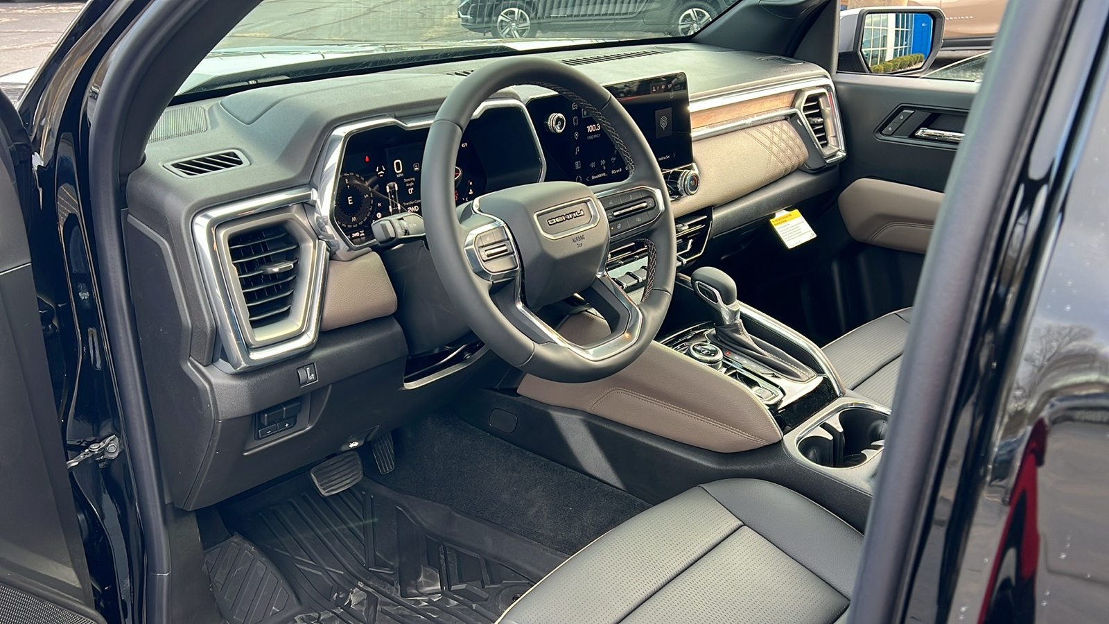 2024 GMC Canyon 4WD Denali 25