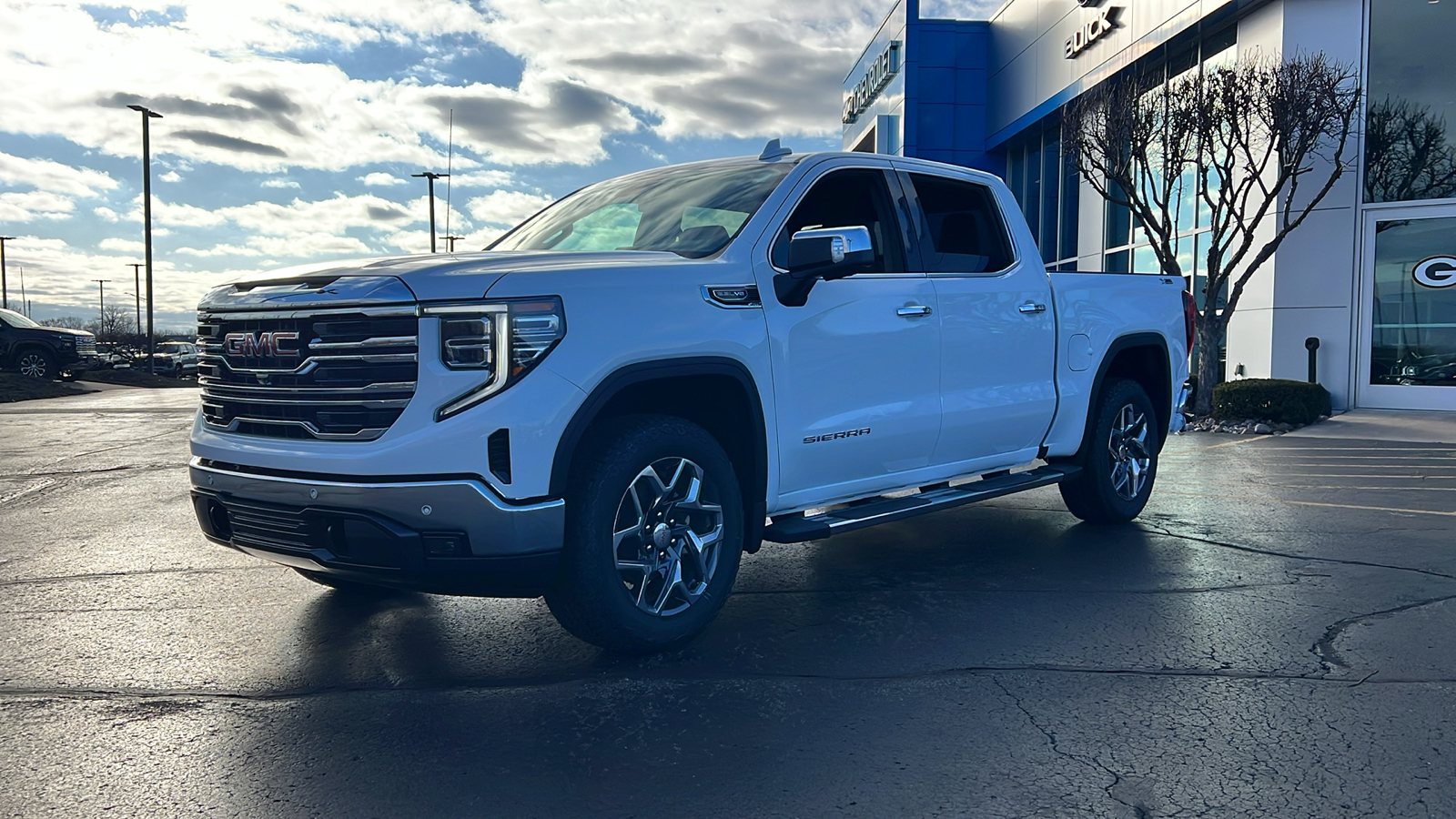 2025 GMC Sierra 1500 SLT 1